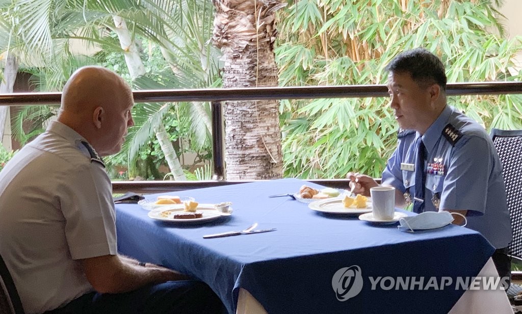 미 우주군참모총장 만난 이성용 공군참모총장
