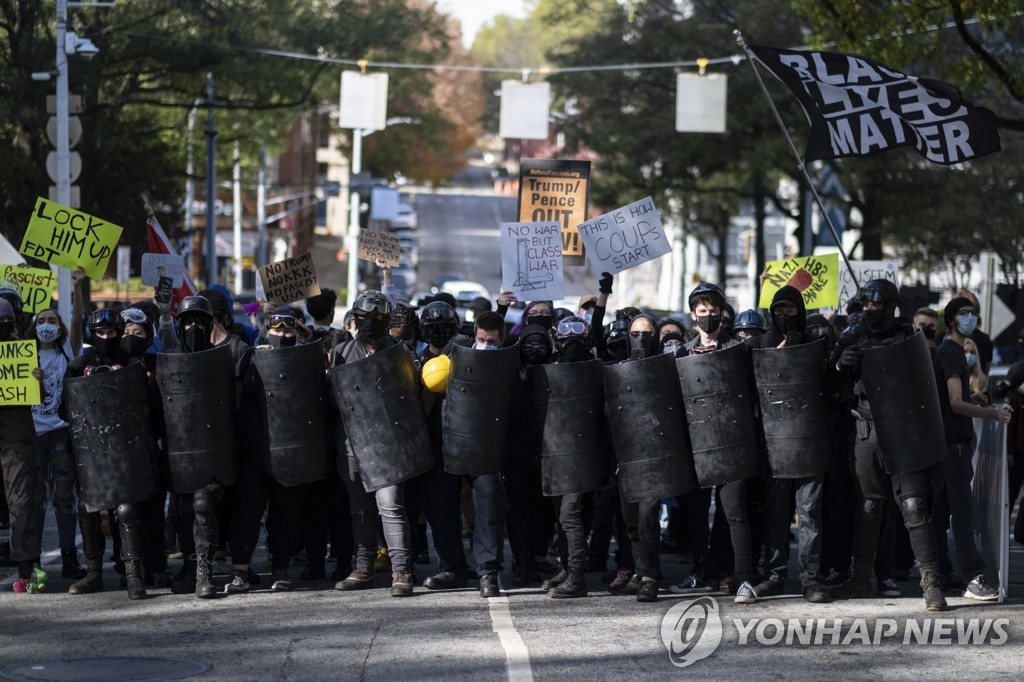 미 조지아주 시청 앞에 집결한 반(反)트럼프 시위대