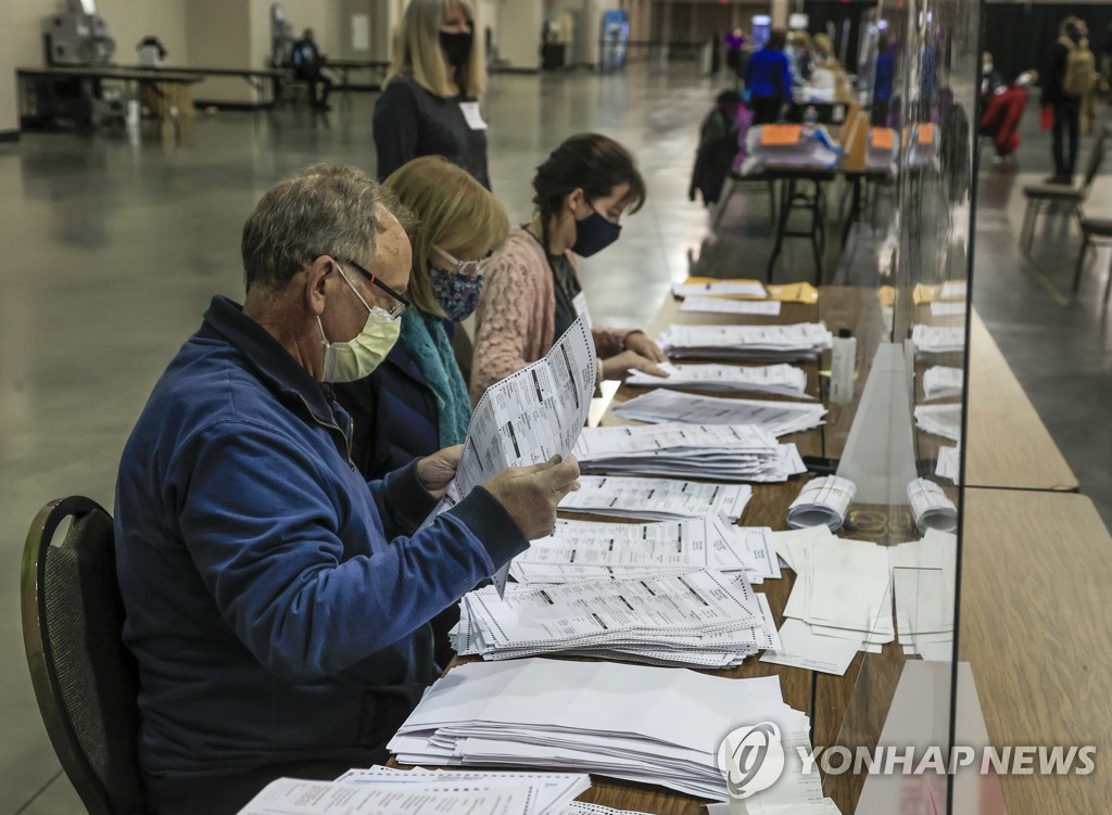 11ㆍ3대선 재검표 하는 미 위스콘신 선거사무원들