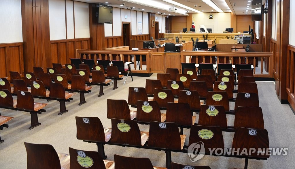 전두환 선고 공판 방청석도 '띄어 앉기'