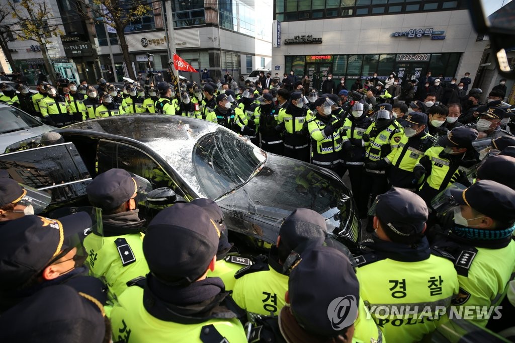 사죄 없이 떠난 전두환, 분노한 5·18단체 회원