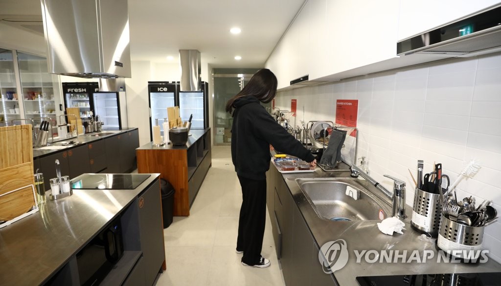 공유주택서 식사준비하는 입주자