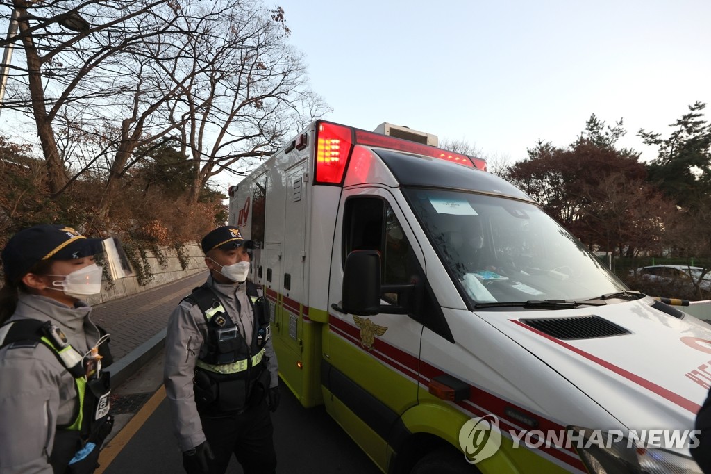 An ambulance enters a medical facility in Seoul that has been designated as a College Scholastic Ability Test center for COVID-19 patients taking the exam on Dec. 3, 2020. (Yonhap)