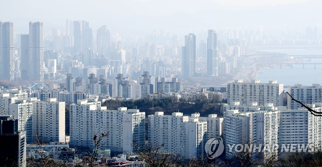 서울 남산에서 바라본 강북 지역 아파트 단지 모습