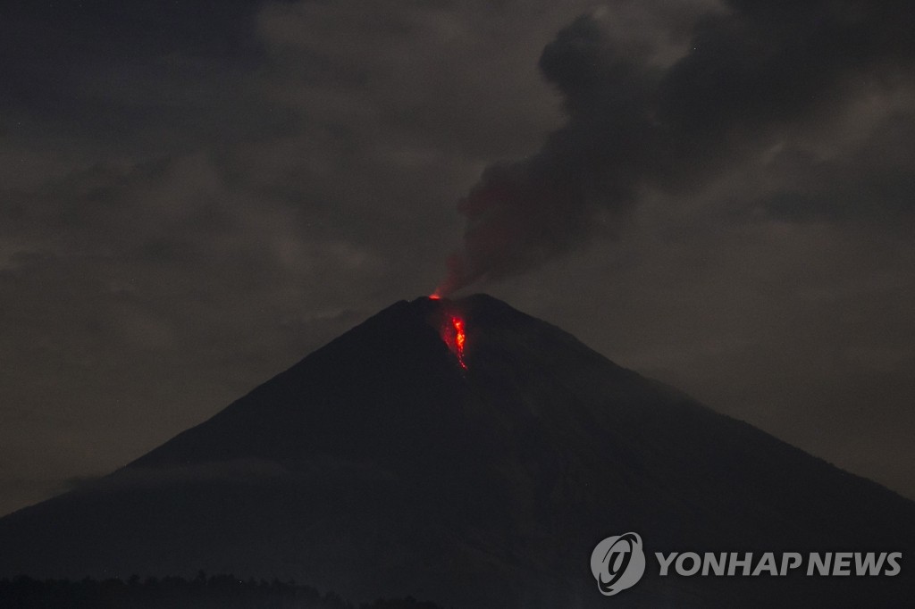 용암 내뿜는 인도네시아 스메루 화산