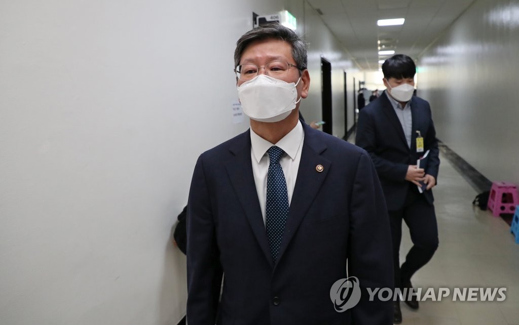 회의장 나서는 이용구 법무 차관