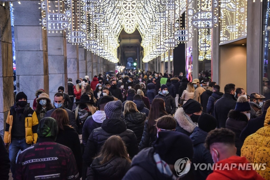 코로나19 확산에도 이탈리아 밀라노 쇼핑객으로 북적