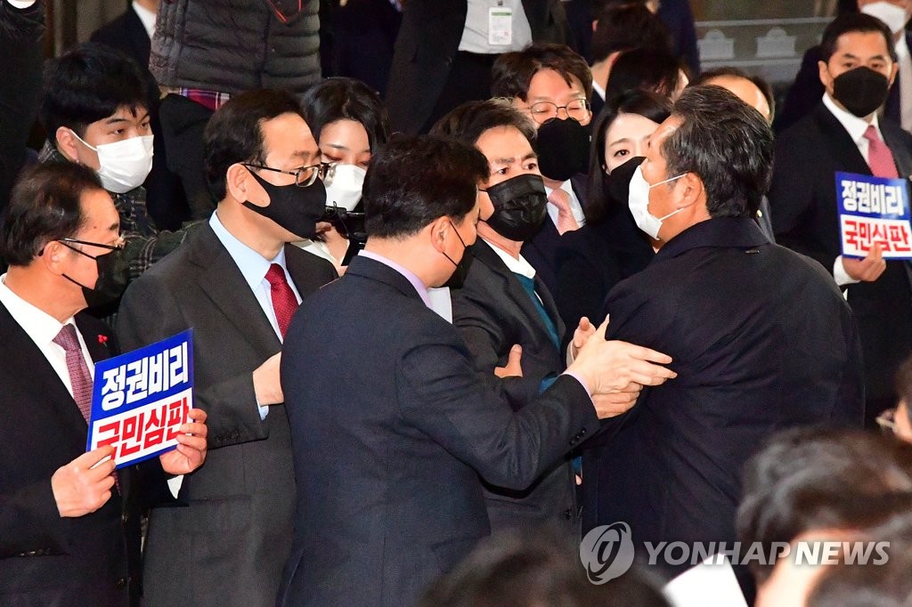국민의힘 주호영 원내대표와 말다툼하는 정청래