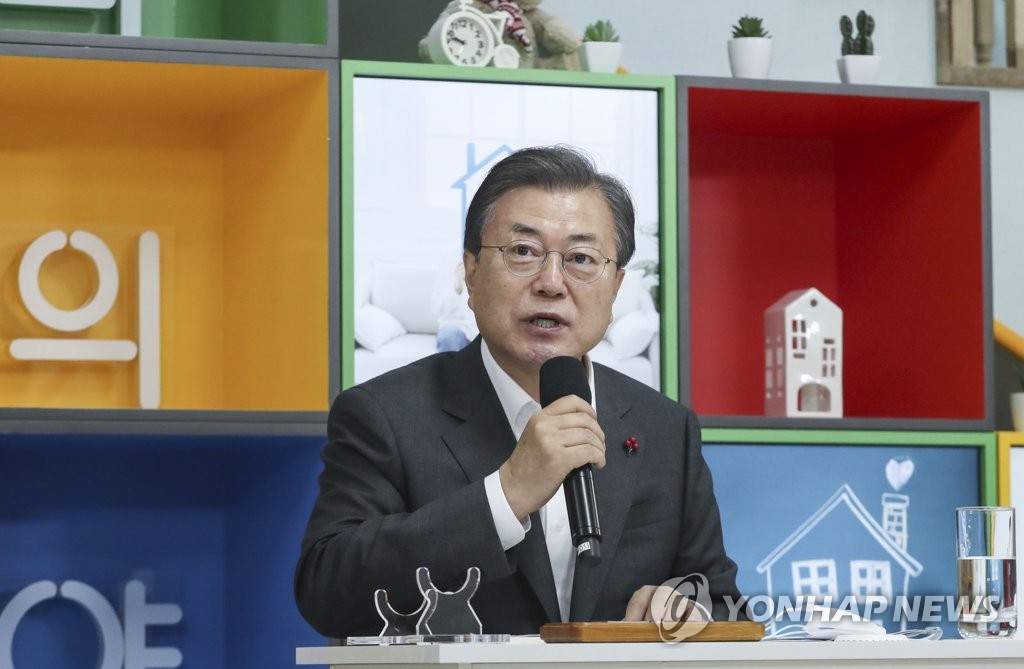 President Moon Jae-in delivers remarks during a visit to a public rental home in Dongtan, Gyeonggi Province, on Dec. 11, 2020. (Yonhap)