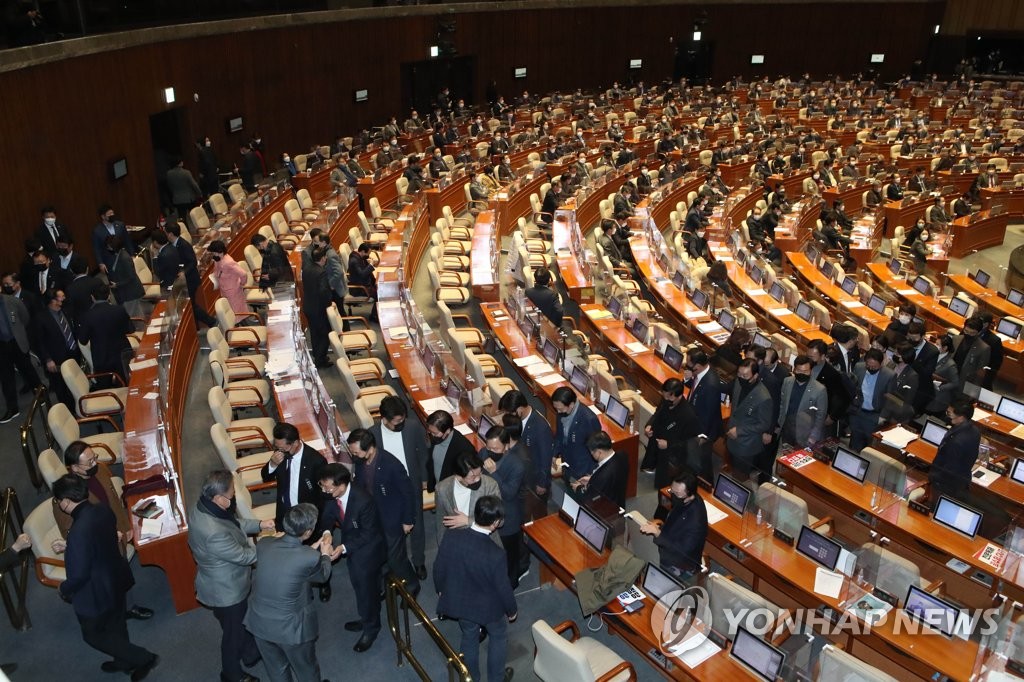 필리버스터 종결 표결에 앞서 본회의장 퇴장하는 국민의힘