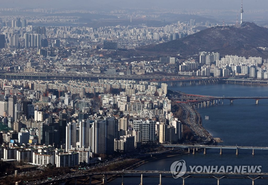 Apartment buildings near the Han River in Seoul are seen in this photo taken Dec. 14, 2020. (Yonhap)