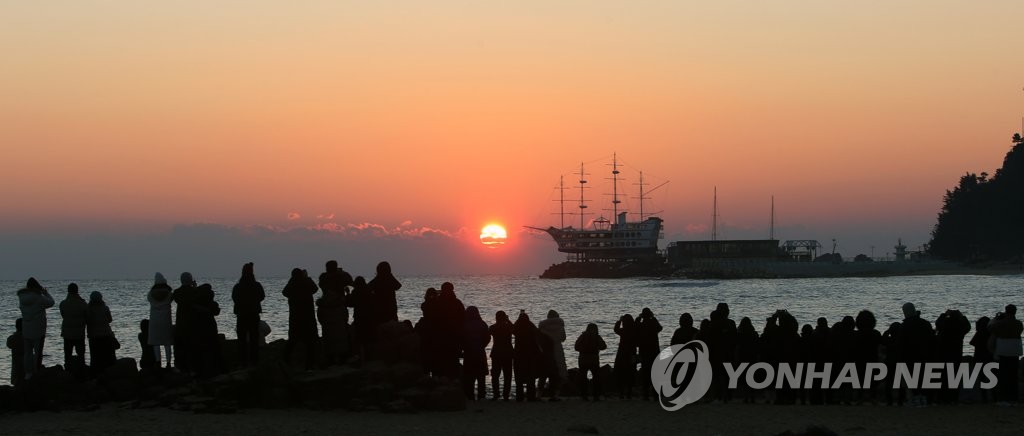 사회적 거리 두기 실종된 동해안 일출 명소
