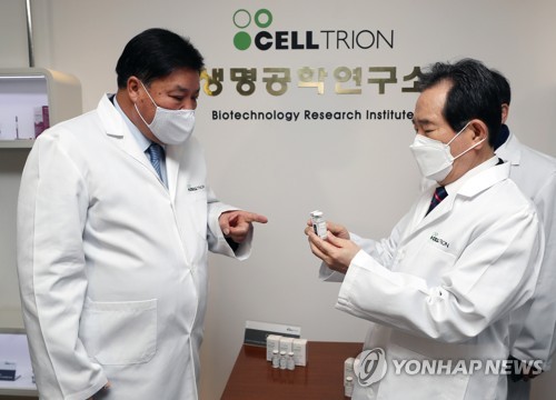 코로나19 항체치료제 설명 듣는 정세균 총리