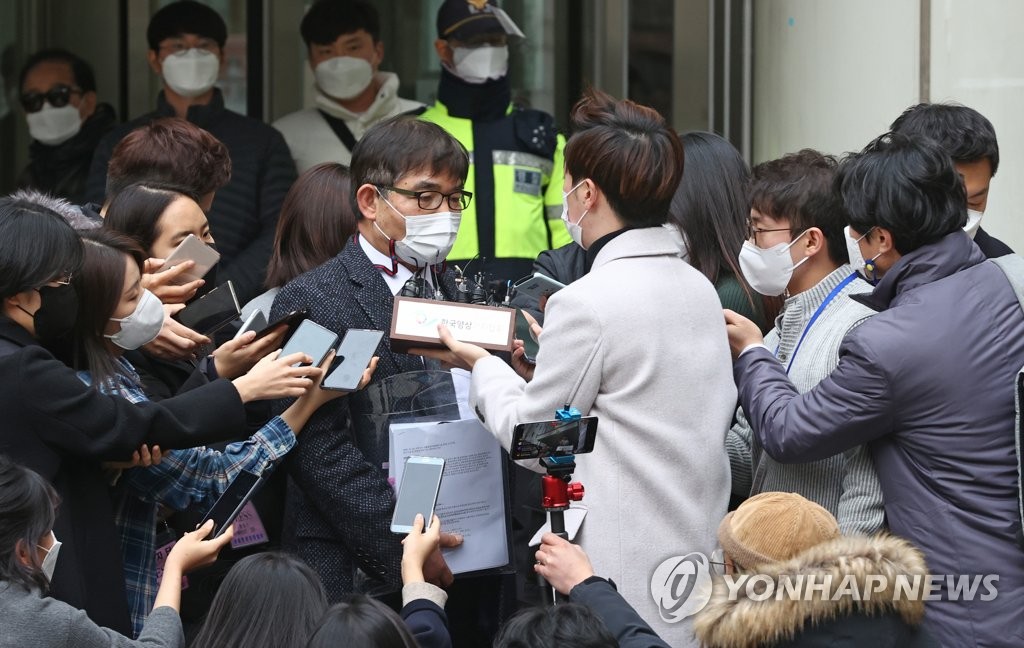 취재진 질문 답하는 정경심 변호인