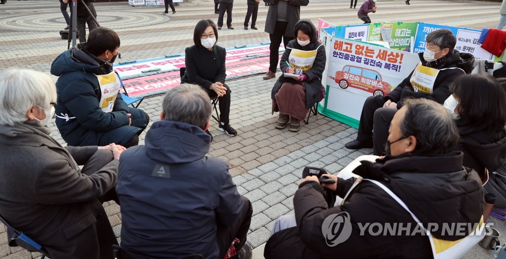 김제남 시민사회수석, 청와대 앞 단식농성장 방문