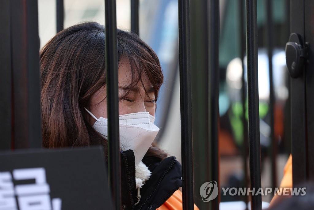 In this file photo, a member of a Pilates business owner association sheds tears during a press briefing held in front of the ruling Democratic Party's office in western Seoul on Jan. 5, 2021, to raise the issue of fairness regarding the government's social distancing guidelines for indoor sports facilities. (Yonhap)