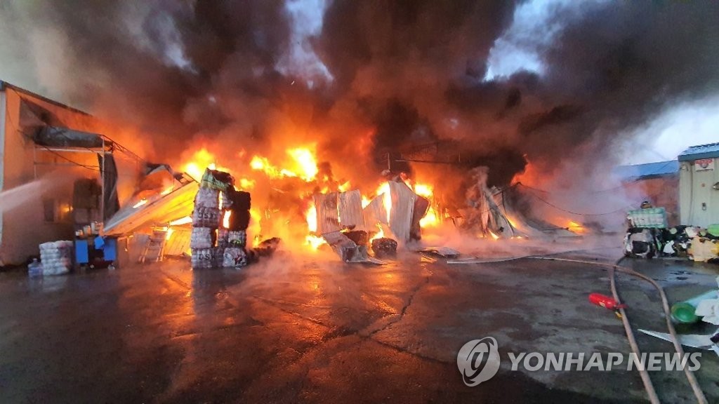 불길에 휩싸인 고양 가구공장
