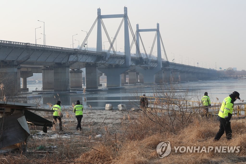 한강변 수색하는 경찰