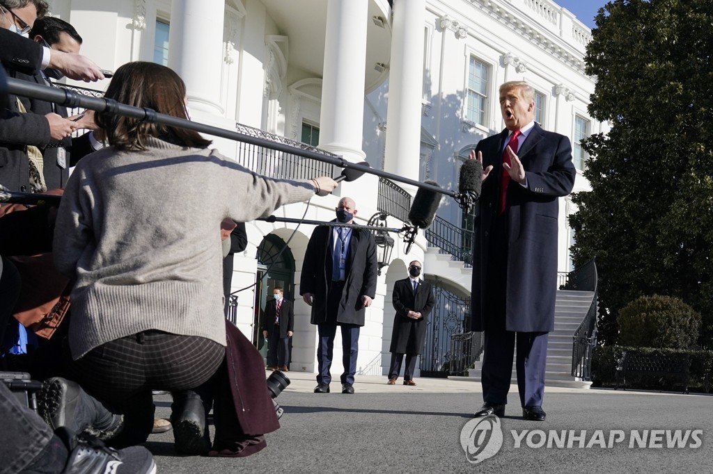 백악관에서 취재진 만나는 트럼프 미국 대통령