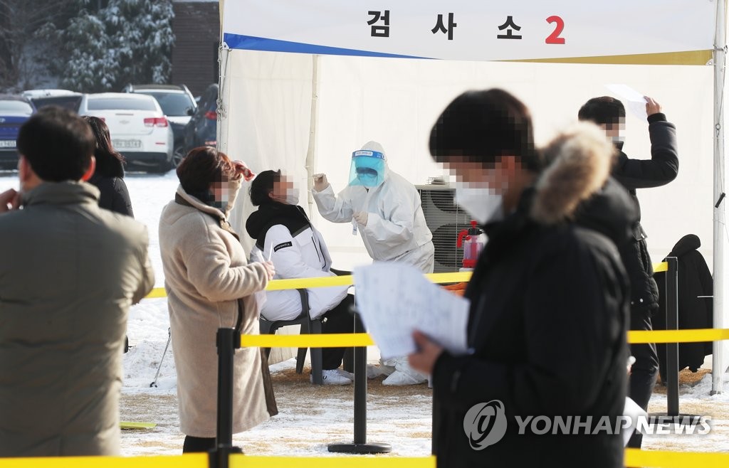 코로나19 검사받는 경기도청 직원들