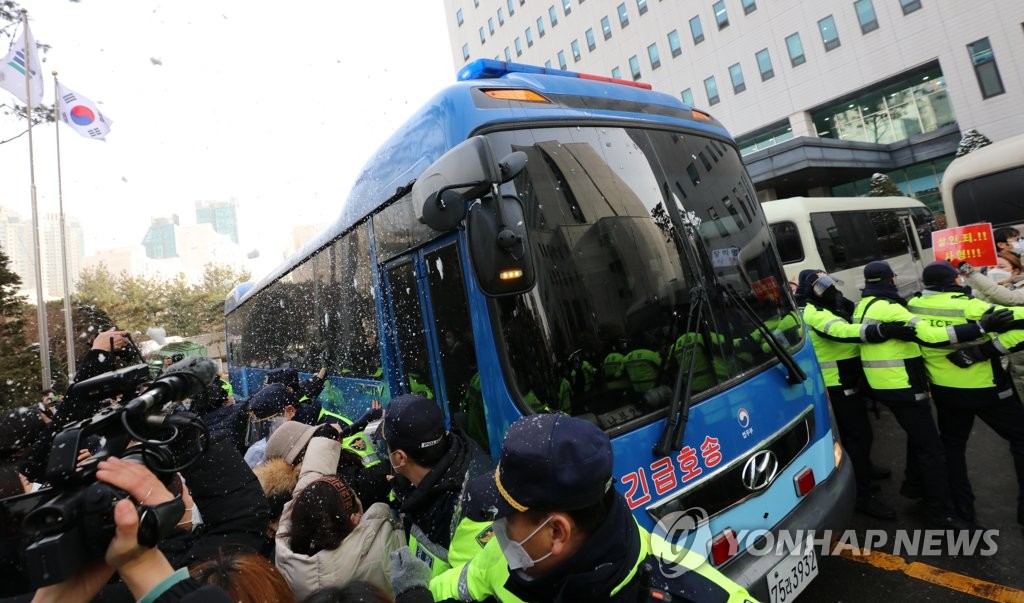 시민들 항의 받는 '정인이' 양모 탄 호송차