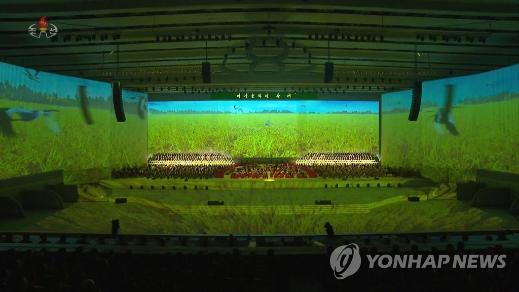 북한, 3면 스크린을 채운 공연장…"우리 식 3차원 다매체"
