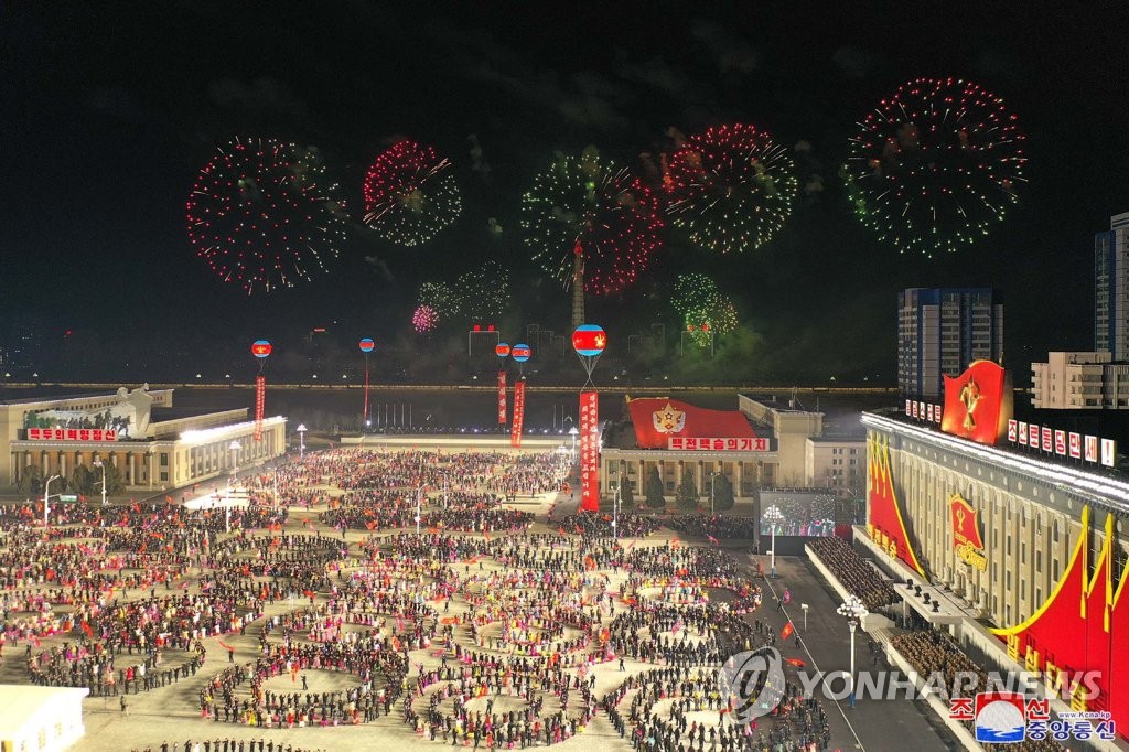 북한, 제8차 당대회 기념 열병식