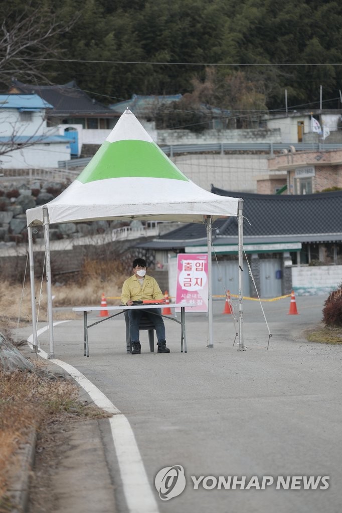 Entry blocked at virus-struck village Entry blocked at virus-struck village