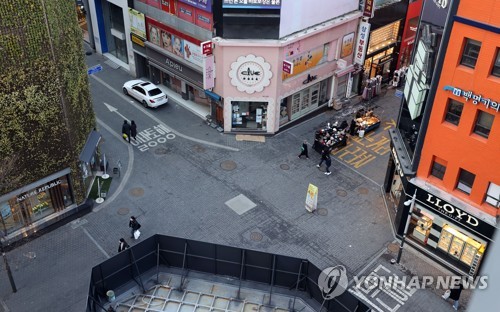Few people are seen in Myeongdong, a popular retail area in downtown Seoul, on Jan. 16, 2021, as the government adopted tough virus curbs against COVID-19. (Yonhap)