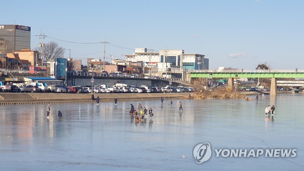 강추위 얼어붙은 강릉 남대천