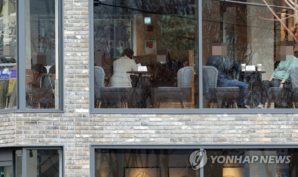 카페에 앉아서