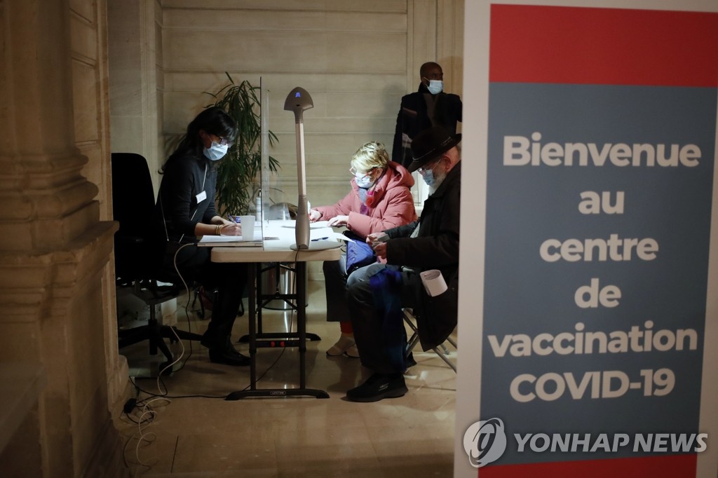 코로나19 백신 접종 등록하는 파리 주민들