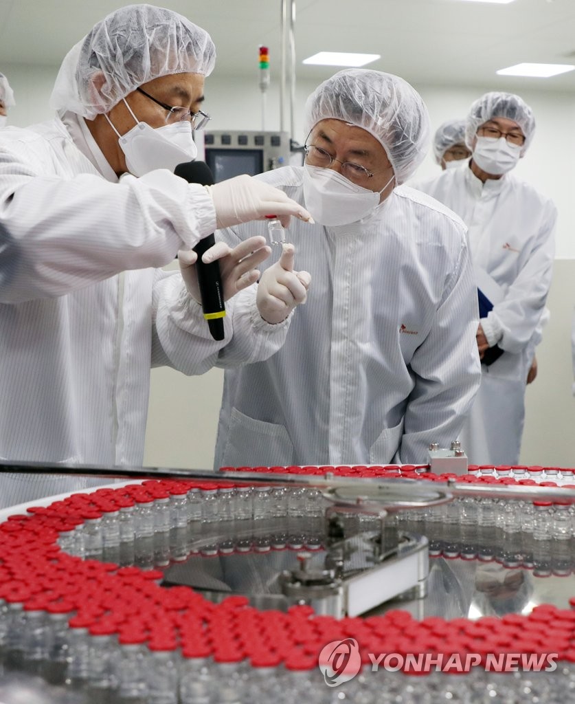 Moon inspects COVID-19 vaccine production facility Moon inspects COVID-19 vaccine production facility