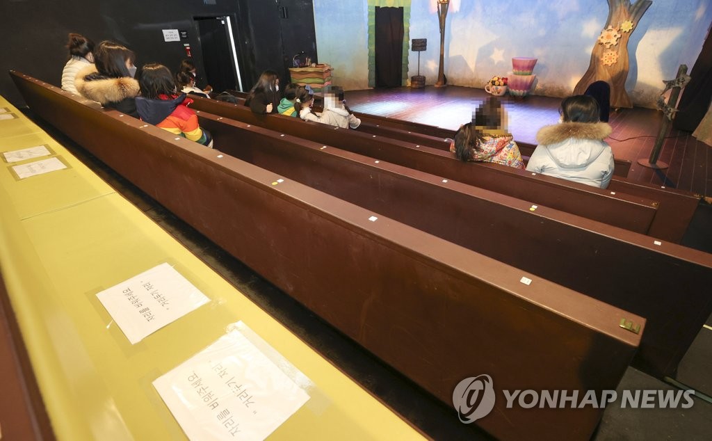 코로나19 발생 1년, 텅 빈 연극 객석