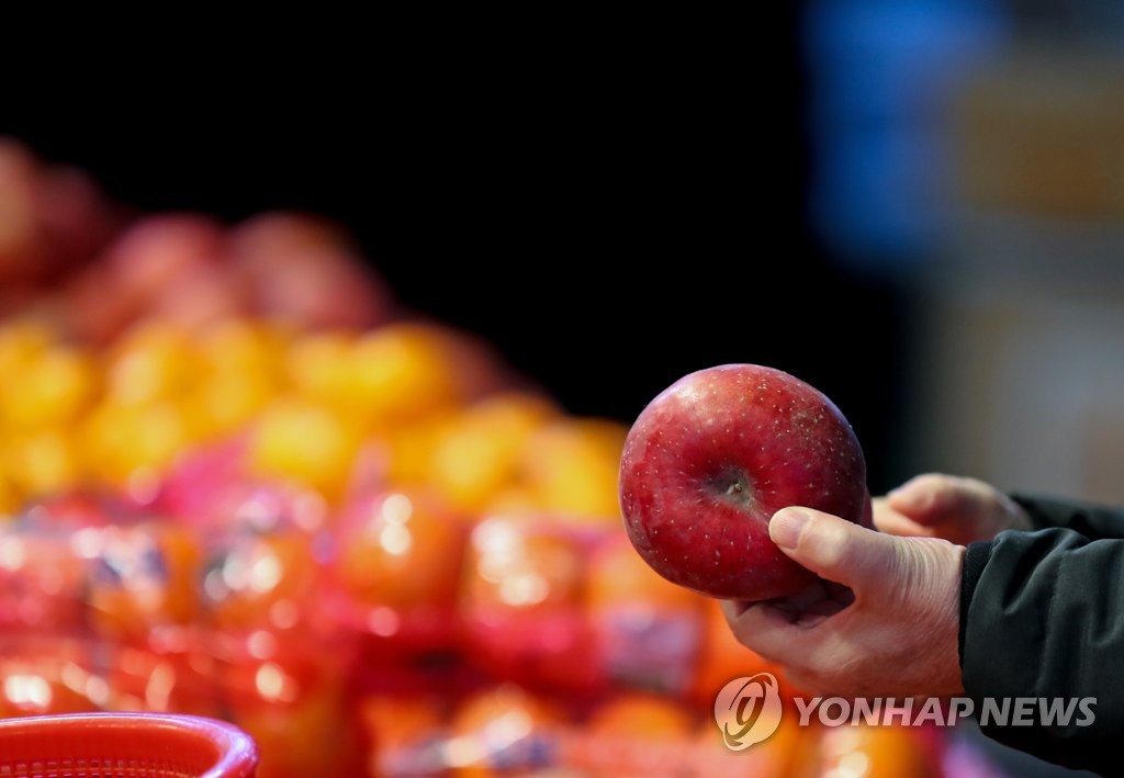 사과 고르는 시민