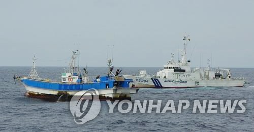 한국 어선에 접근한 일본 해상보안청 선박