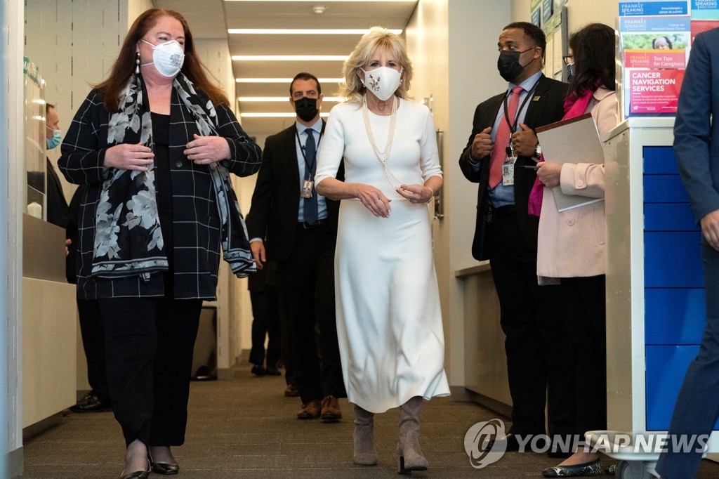 의료진 격려하는 미 영부인 질 바이든 여사