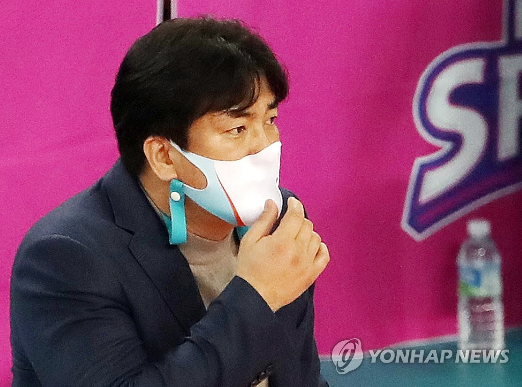 경기 지켜보는 차상현 감독