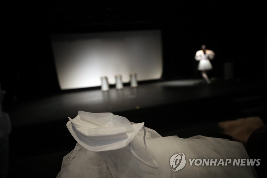 마스크 벗고 공연ㆍ영화 볼 수 있는 그날까지