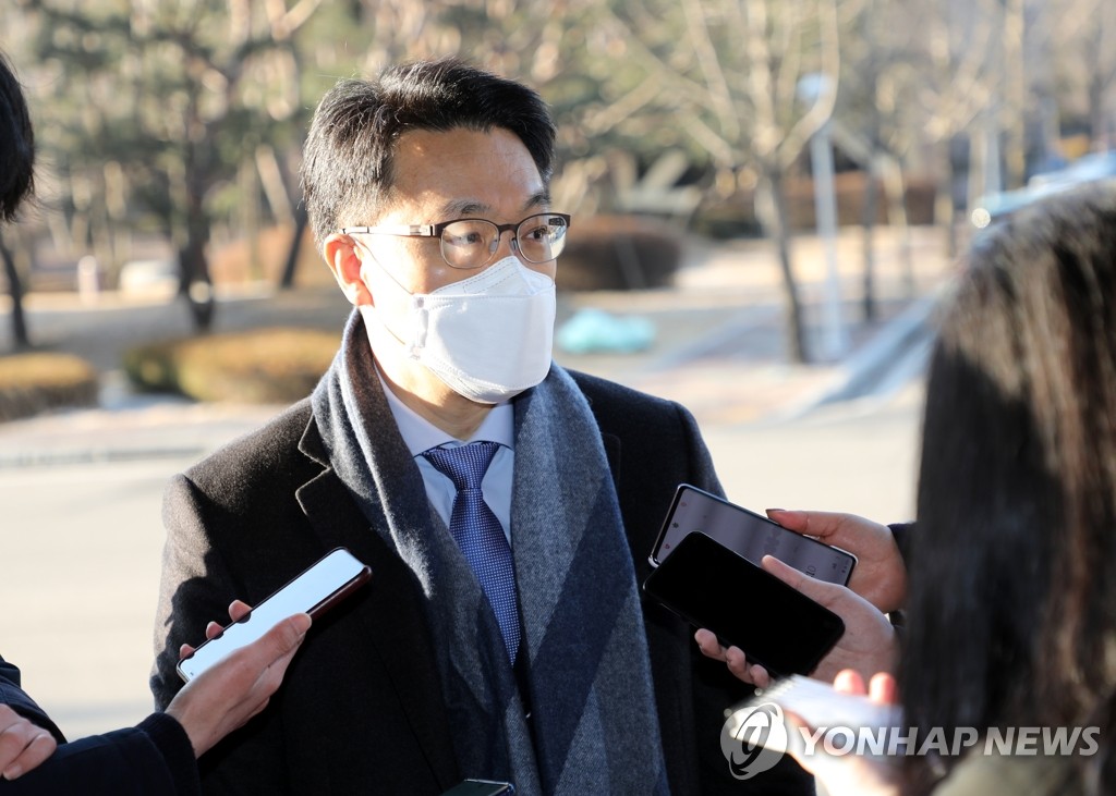 취재진 질문에 답하는 김진욱 공수처장