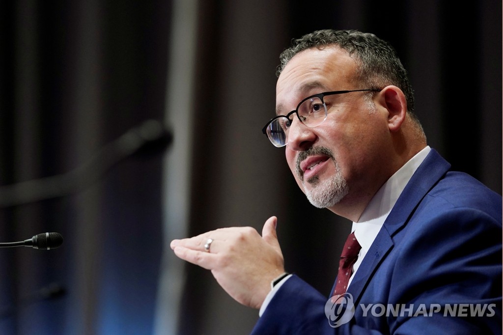 미겔 카도나 미 교육장관