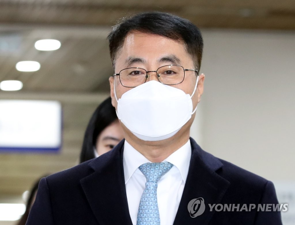 항소심 선고 출석하는 '사법농단 연루' 유해용