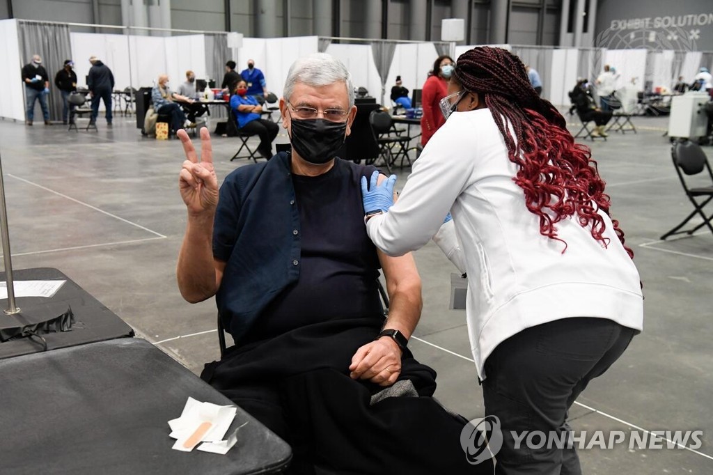 코로나19 백신 접종받는 보즈키르 유엔총회 의장