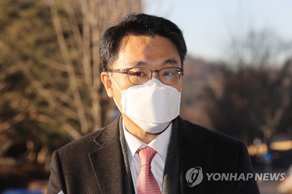 취재진 질문에 답하는 김진욱 공수처장