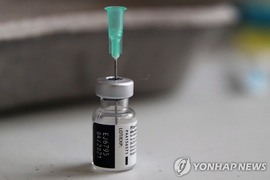 (파리 AP=연합뉴스)화이자·바이오엔테크 코로나19 백신