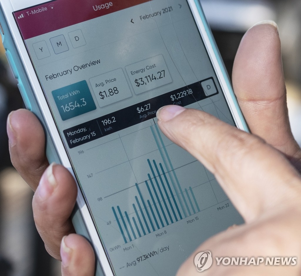 폭탄 전기요금 고지서 보여주는 미 텍사스 주민
