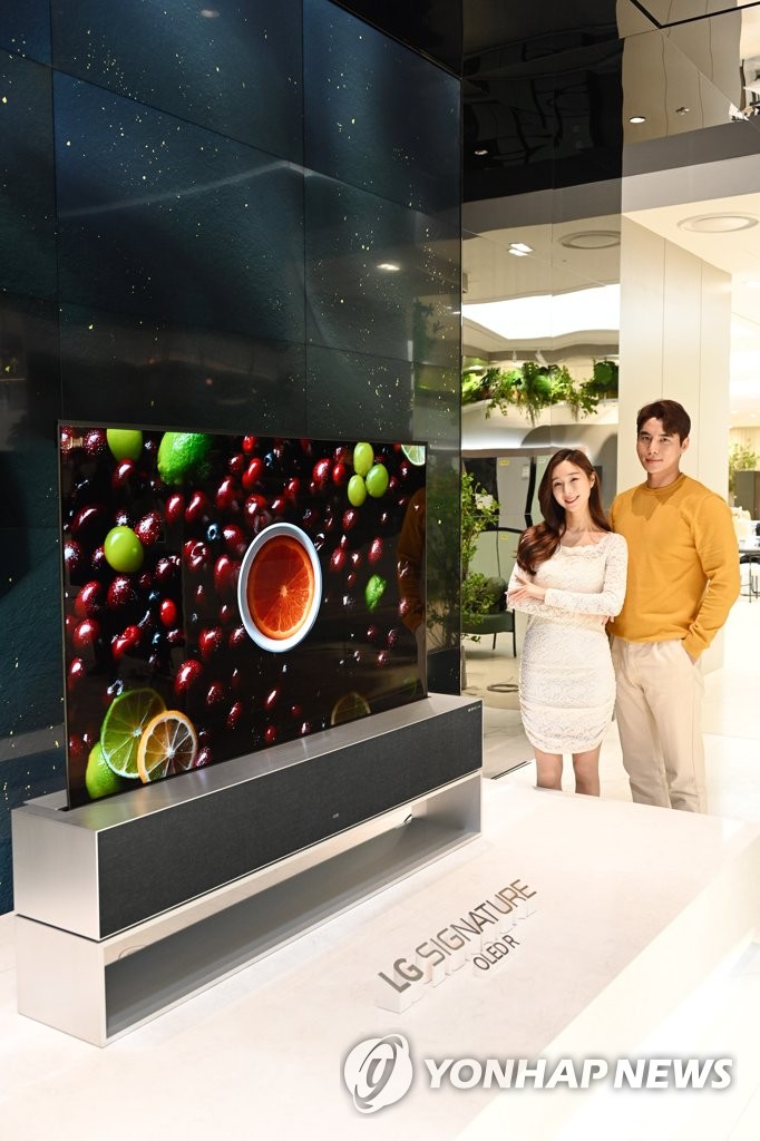 '더현대 서울'에 마련된 LG 롤러블 TV 전시존