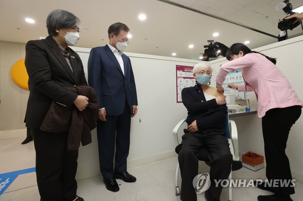 Moon inspecciona la vacunación contra el coronavirus Moon inspecciona la vacunación contra el coronavirus
