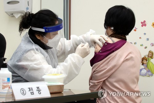 (AMPLIACIÓN) Los casos nuevos de coronavirus vuelven a superar los 400 mientras comienza la vacunación masiva