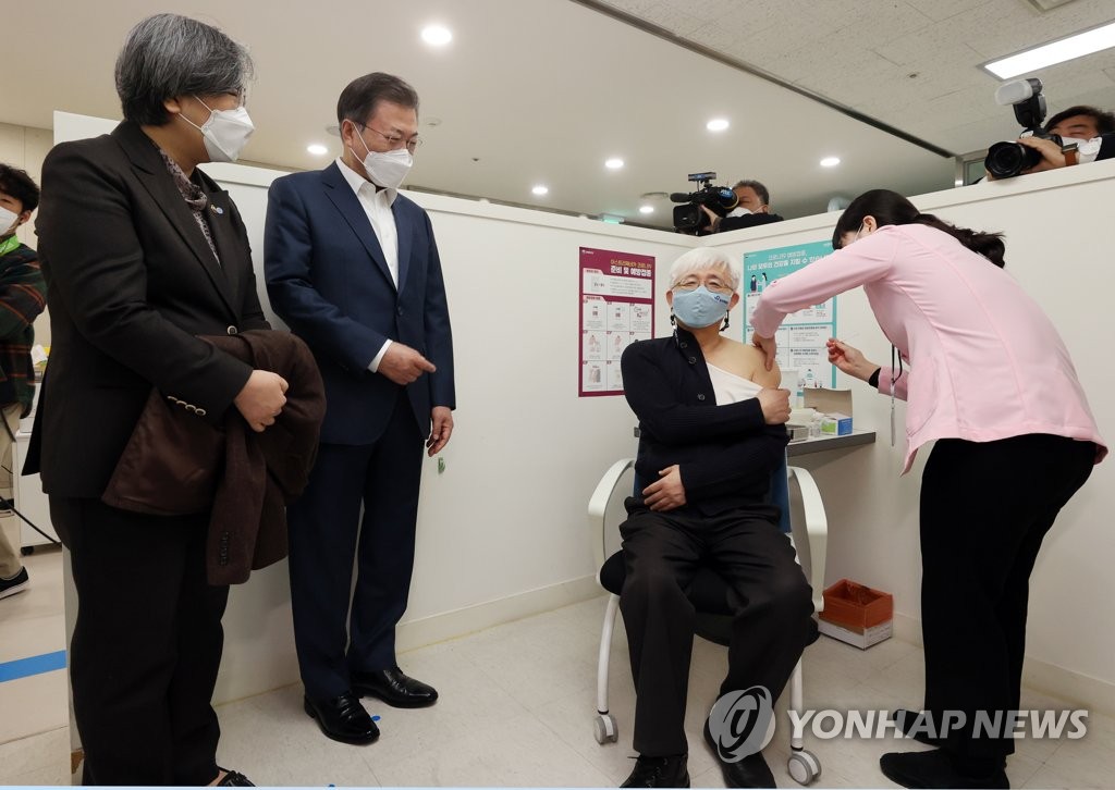 백신 접종자와 대화하는 문재인 대통령